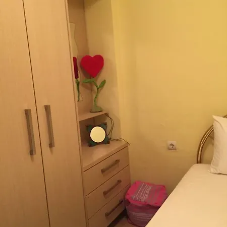 Nyaraló Seafront House With Garden